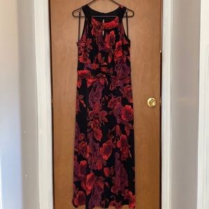 Women’s maxi dress with keyhole neck line and button close.
